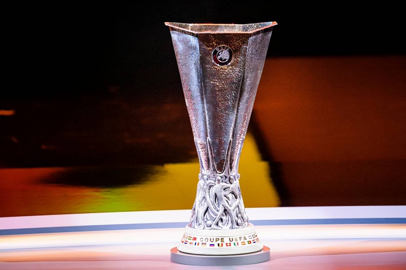 关于埃因霍温训练开放日;冲刺阶段临场应变引欢呼;欧联在即;团队化学反应显著的信息 关于埃因霍温训练开放日;冲刺阶段临场应变引欢呼;欧联在即;团队化学反应显著的信息